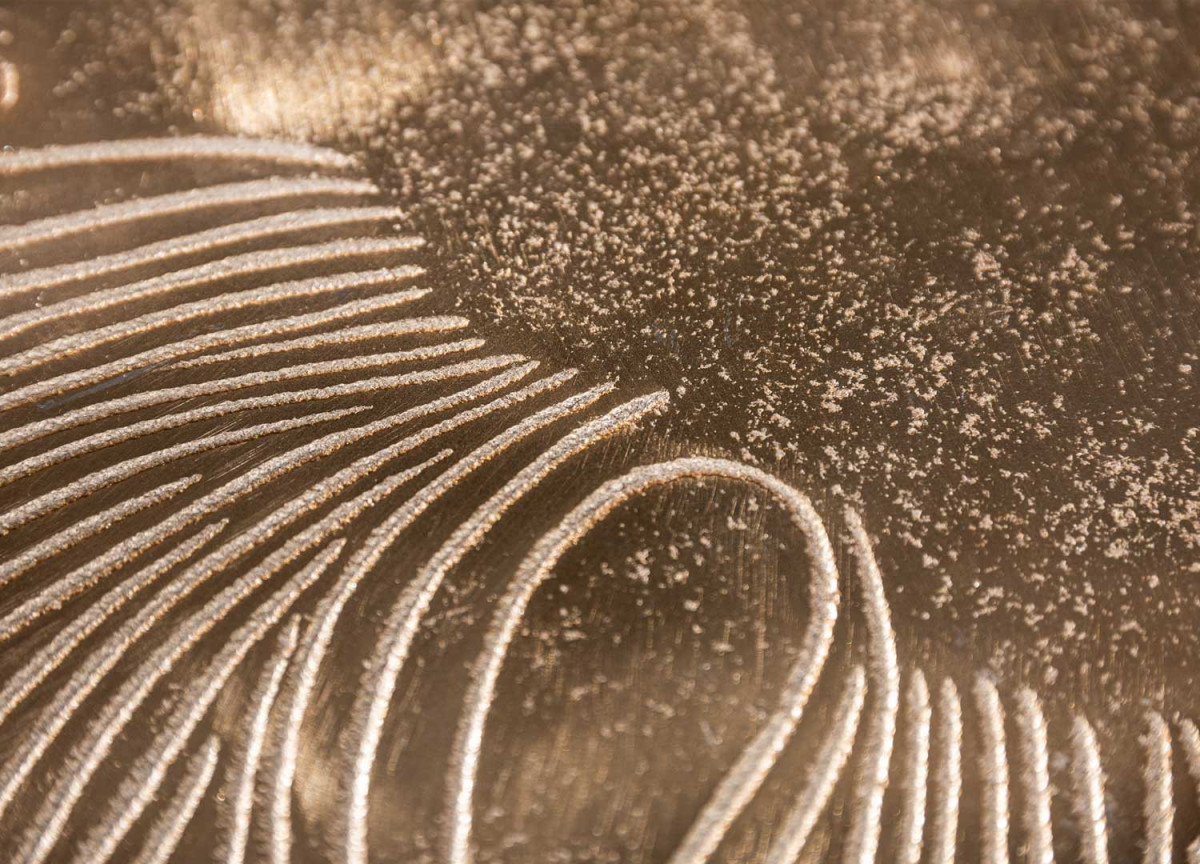 Table d'appoint dorée en forme de feuille