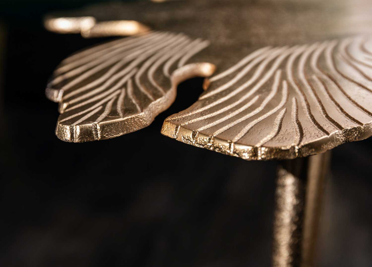 Table d'appoint dorée en forme de feuille