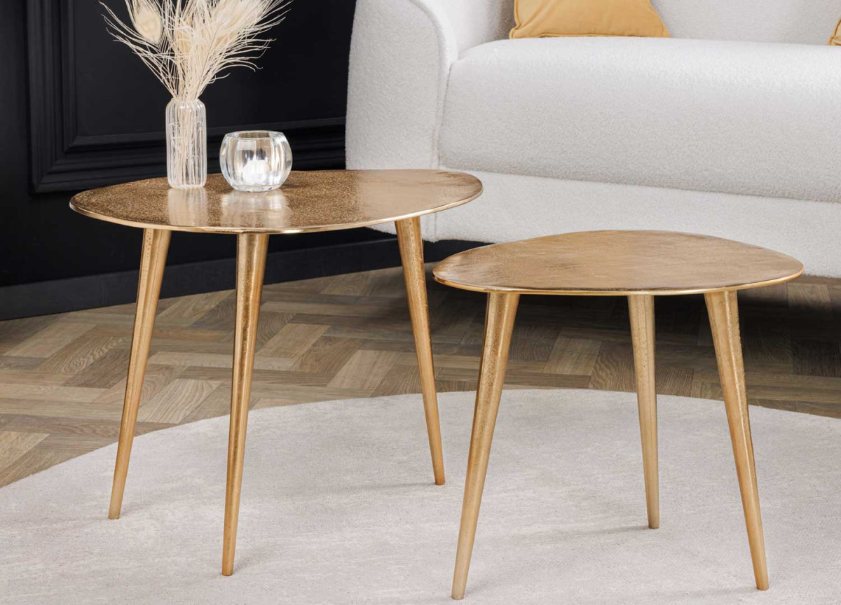 Deux tables basses dorées forme originale