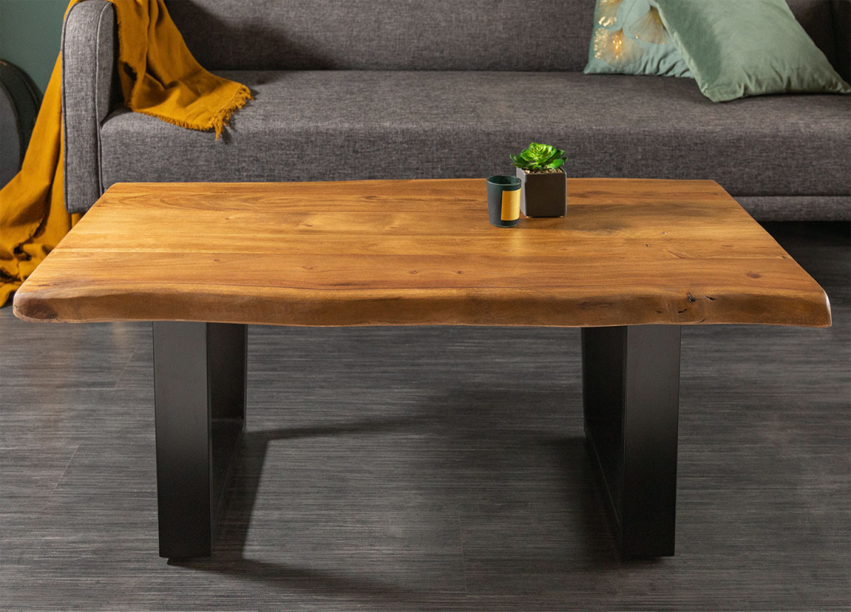 Table basse plateau acacia avec bordures irrégulières et piétement en métal
