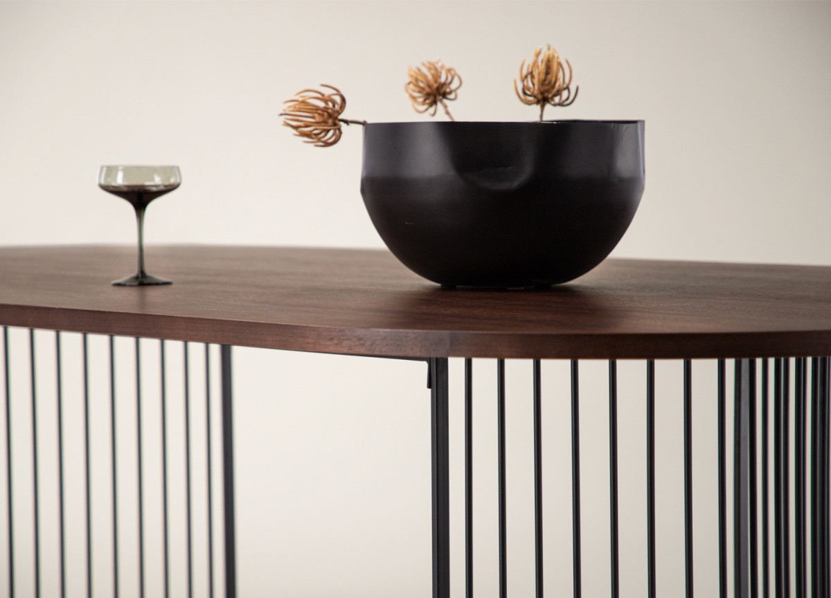 Table à manger ovale noyer et métal noir