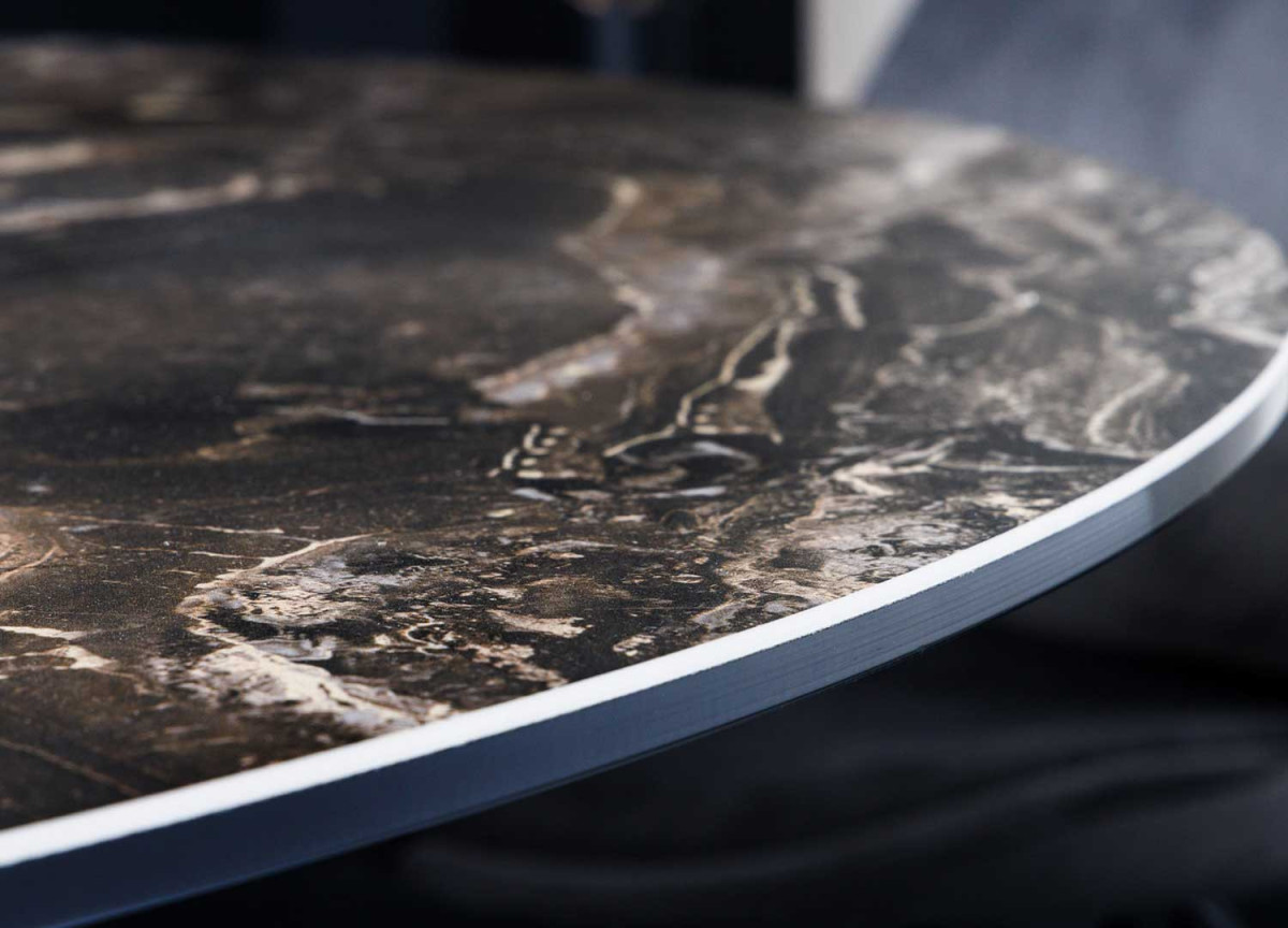 Table ronde en céramique pierre naturelle taupe Delia
