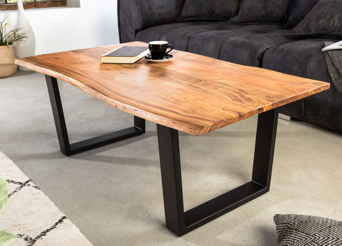 Table basse en bois avec bordures irrégulières et pieds en métal