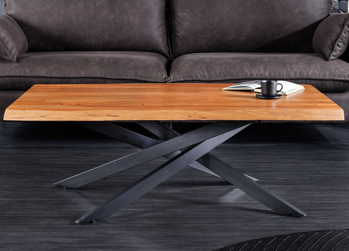 Table basse design en acacia et pieds mikado noir