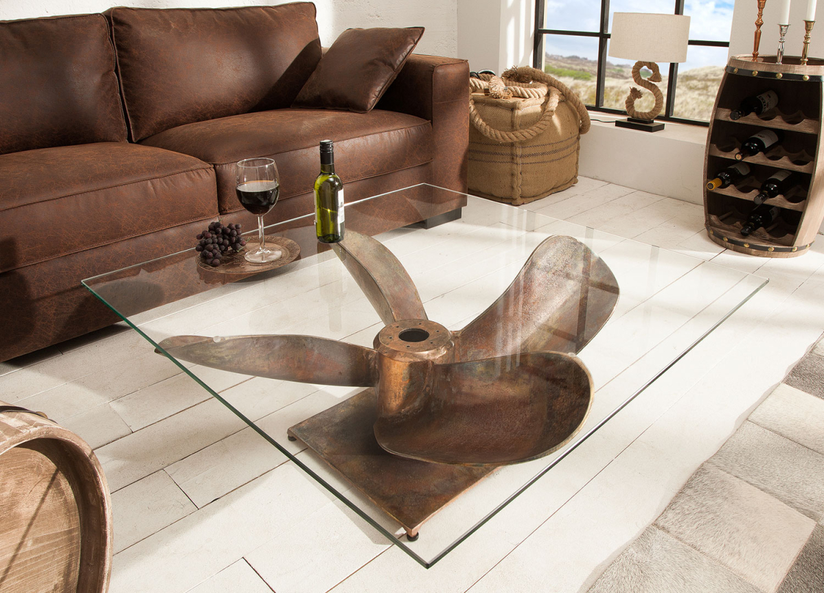 Table basse hélice de bateau et plateau en verre