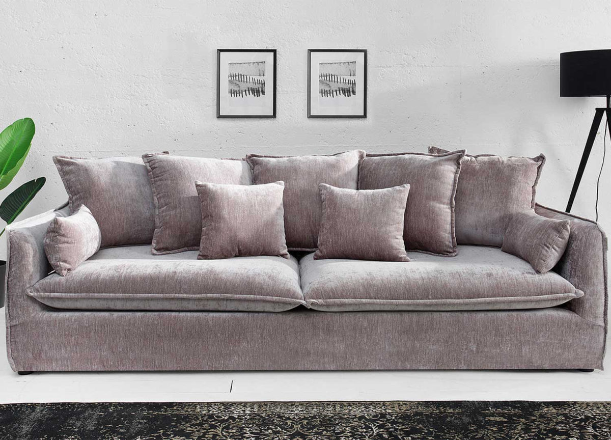 canapé trois places en velours avec coussin