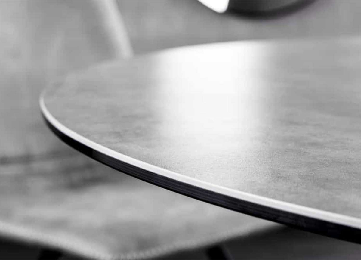 Qualité et détail du plateau de table rond en céramique effet béton