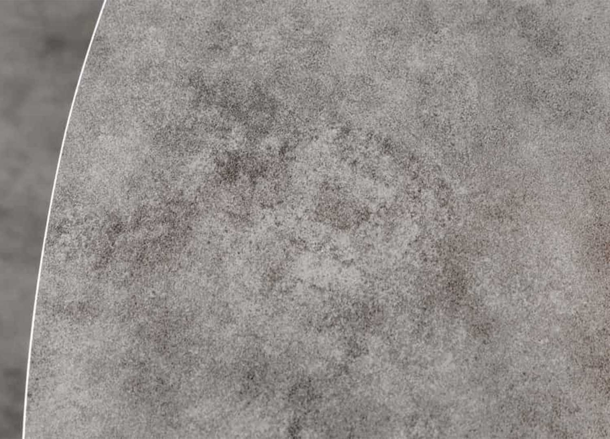 Qualité et détail du plateau de table rond en céramique effet béton