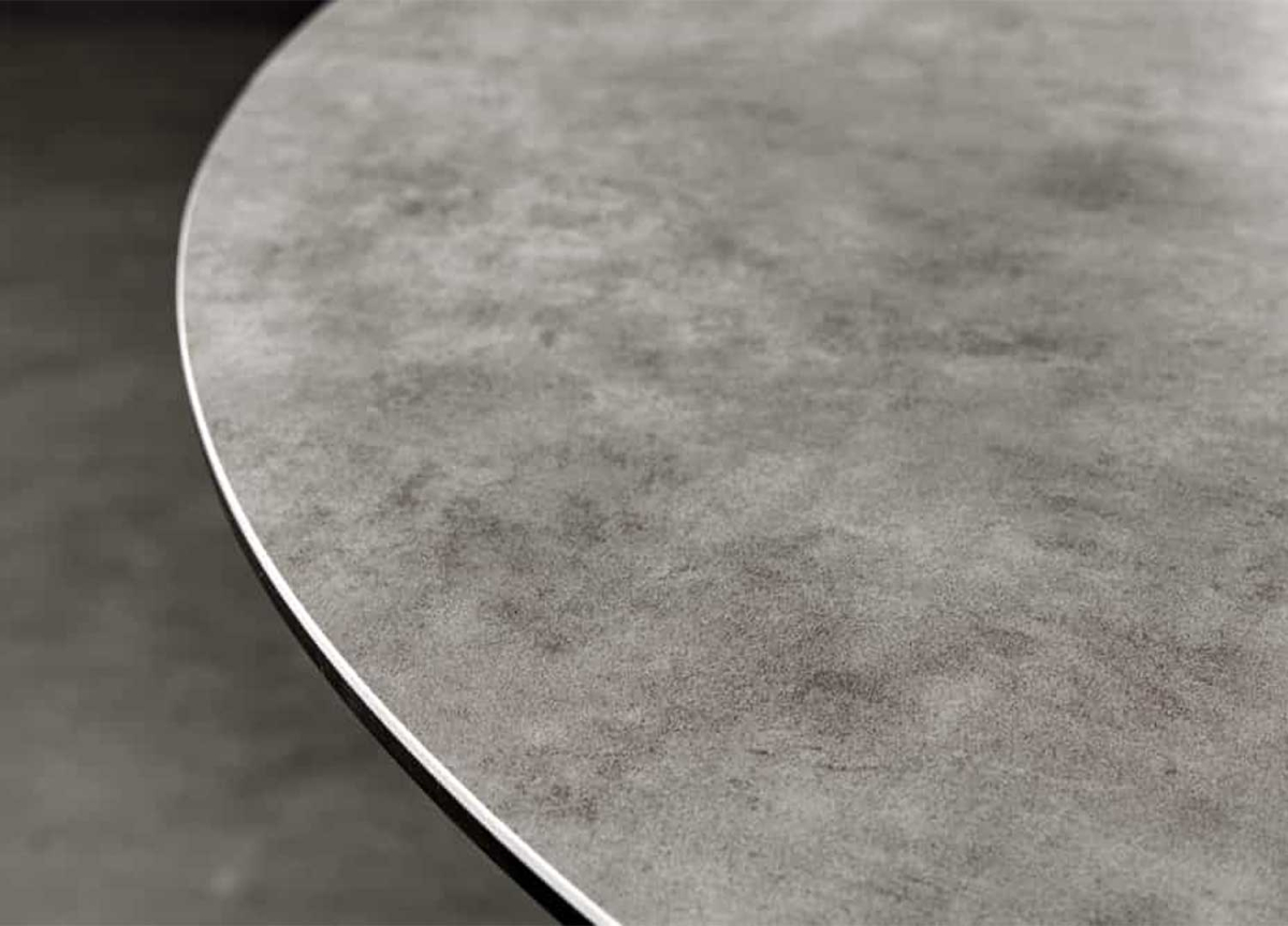 Qualité et détail du plateau de table rond en céramique effet béton