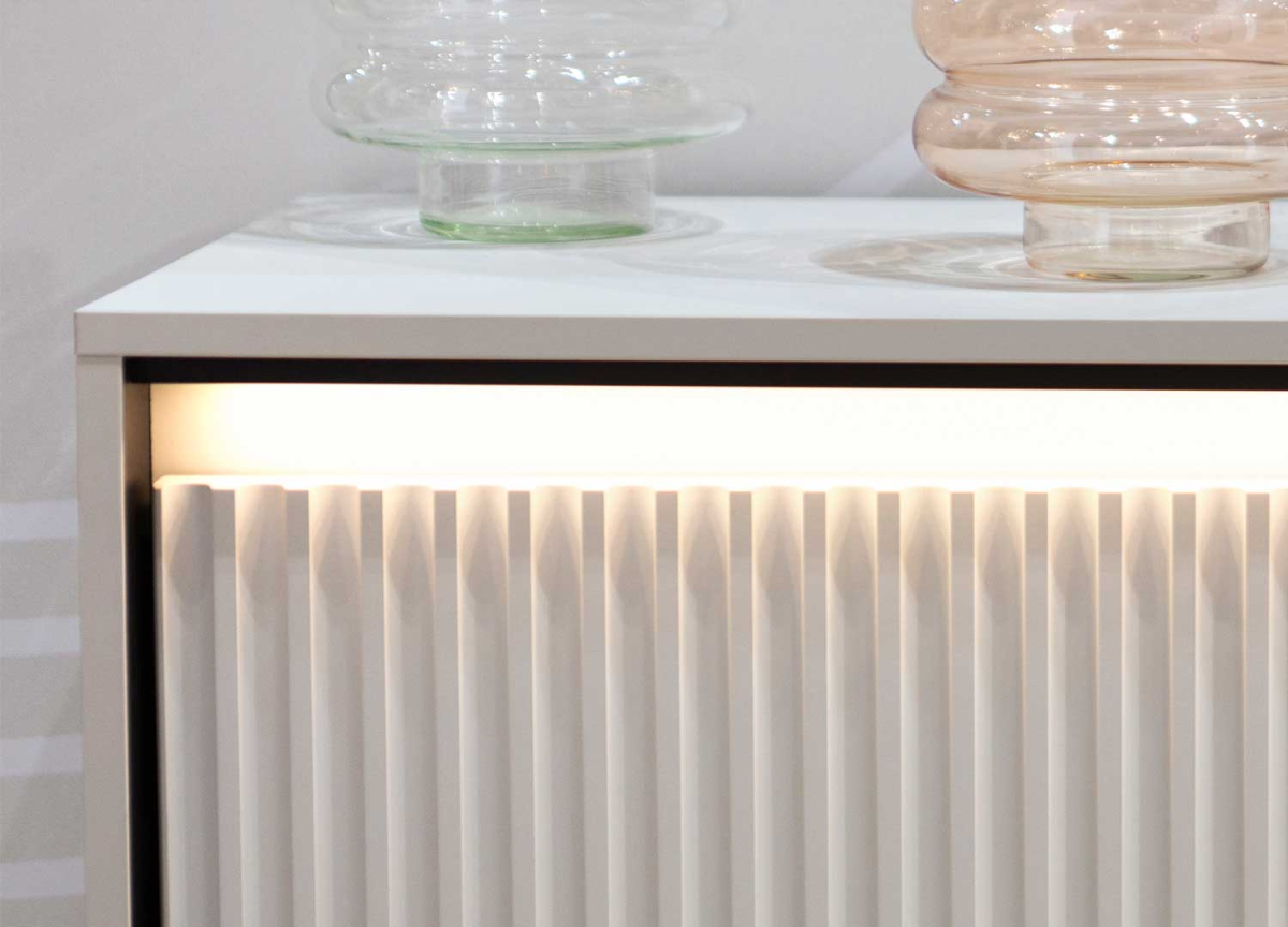 Buffet blanc 2 portes 3 tiroirs avec bandeau LED