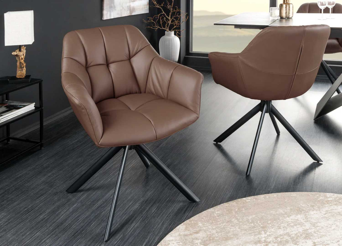 Fauteuil avec accoudoirs design en cuir marron vu de face