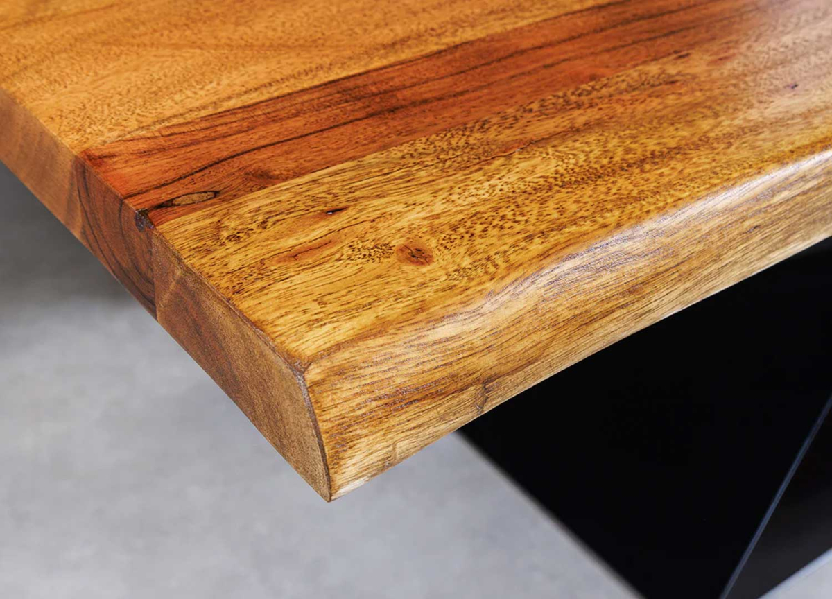 Qualité et détail du plateau de table en bois massif acacia