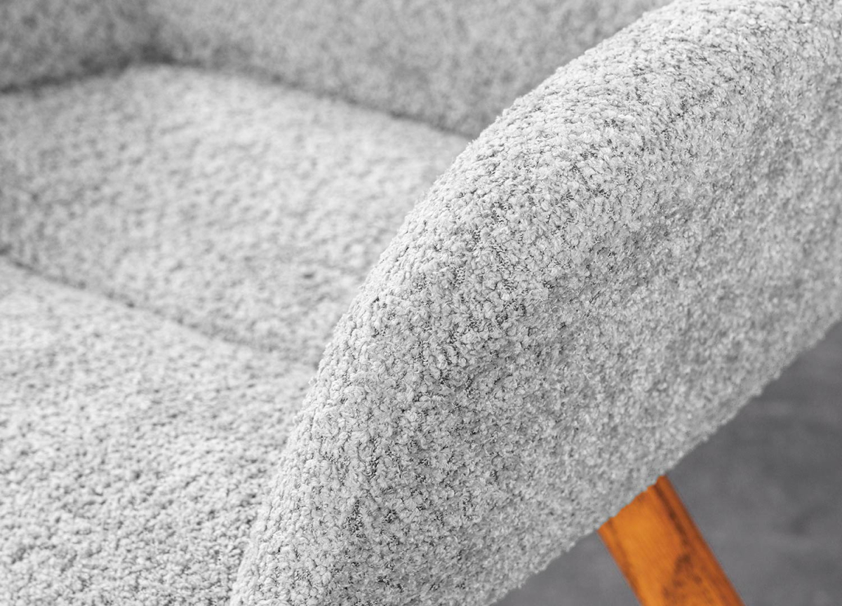 Qualité et détail du tissu bouclé gris de la chaise