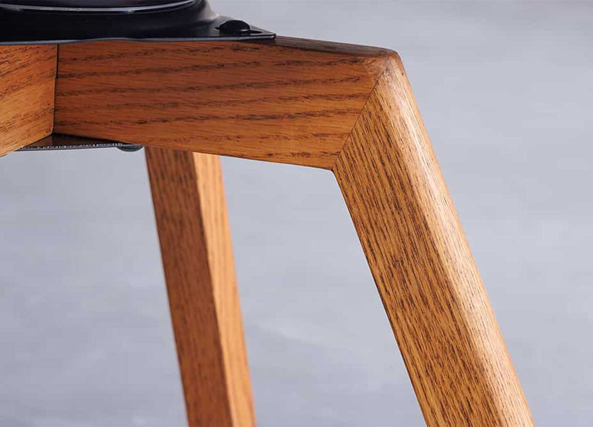 Qualité et détail du pied de chaise