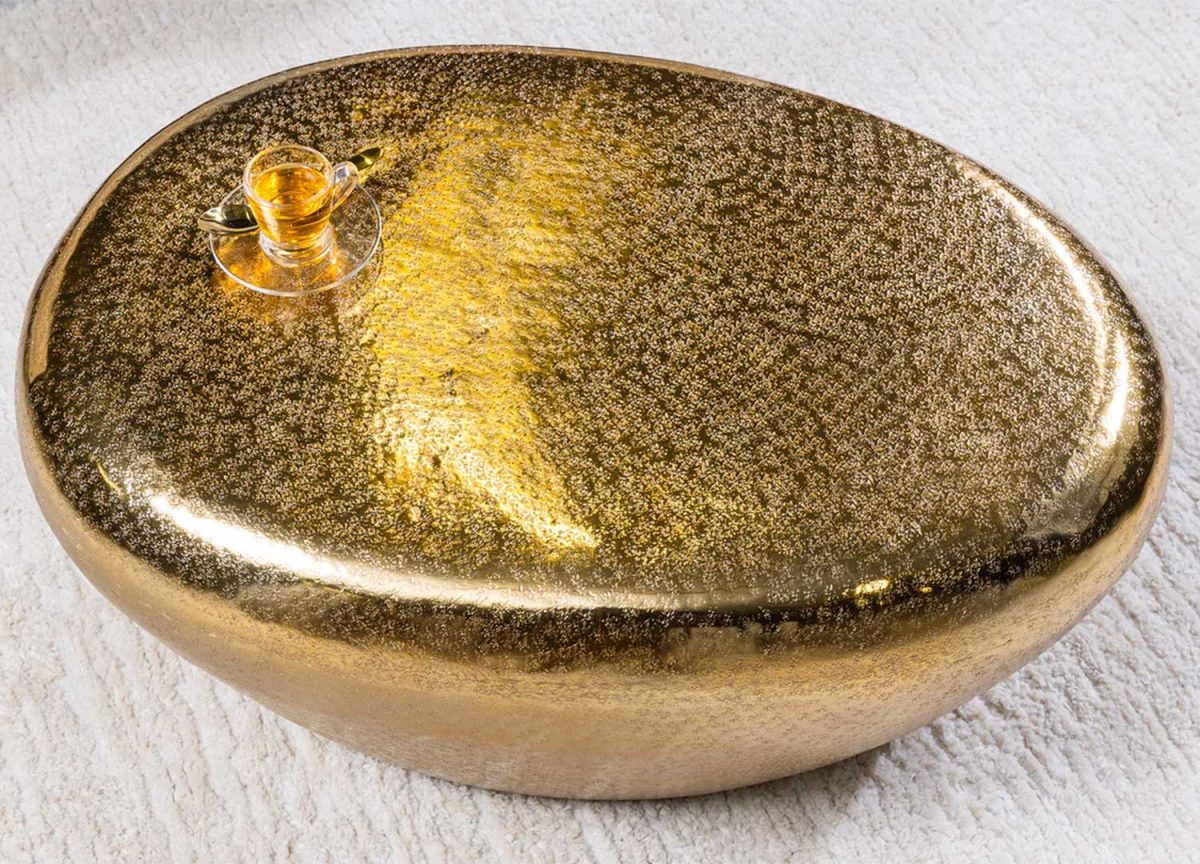 Table basse dorée effet coup de marteau forme galet