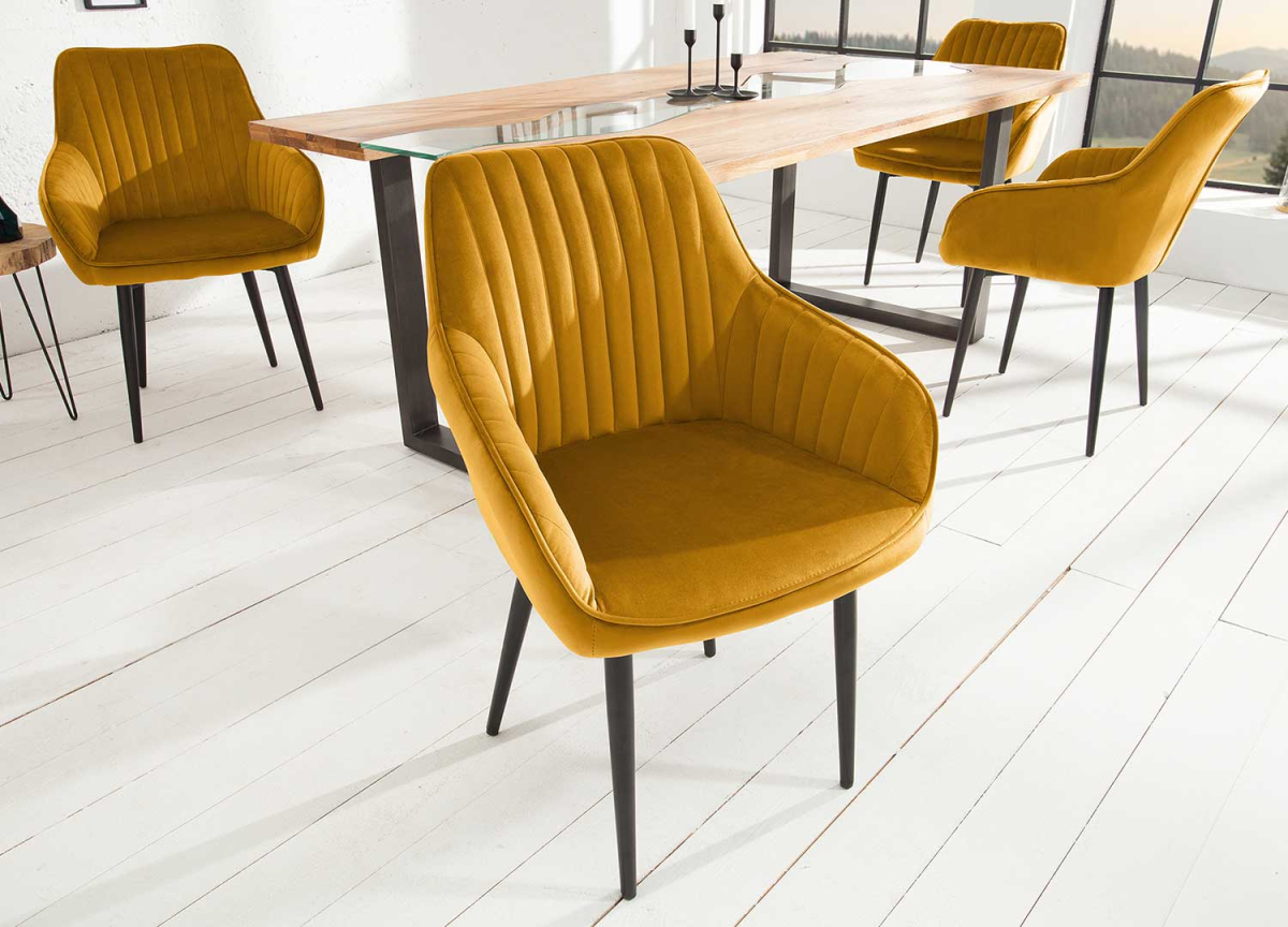 Chaise confortable en velours jaune avec accoudoirs