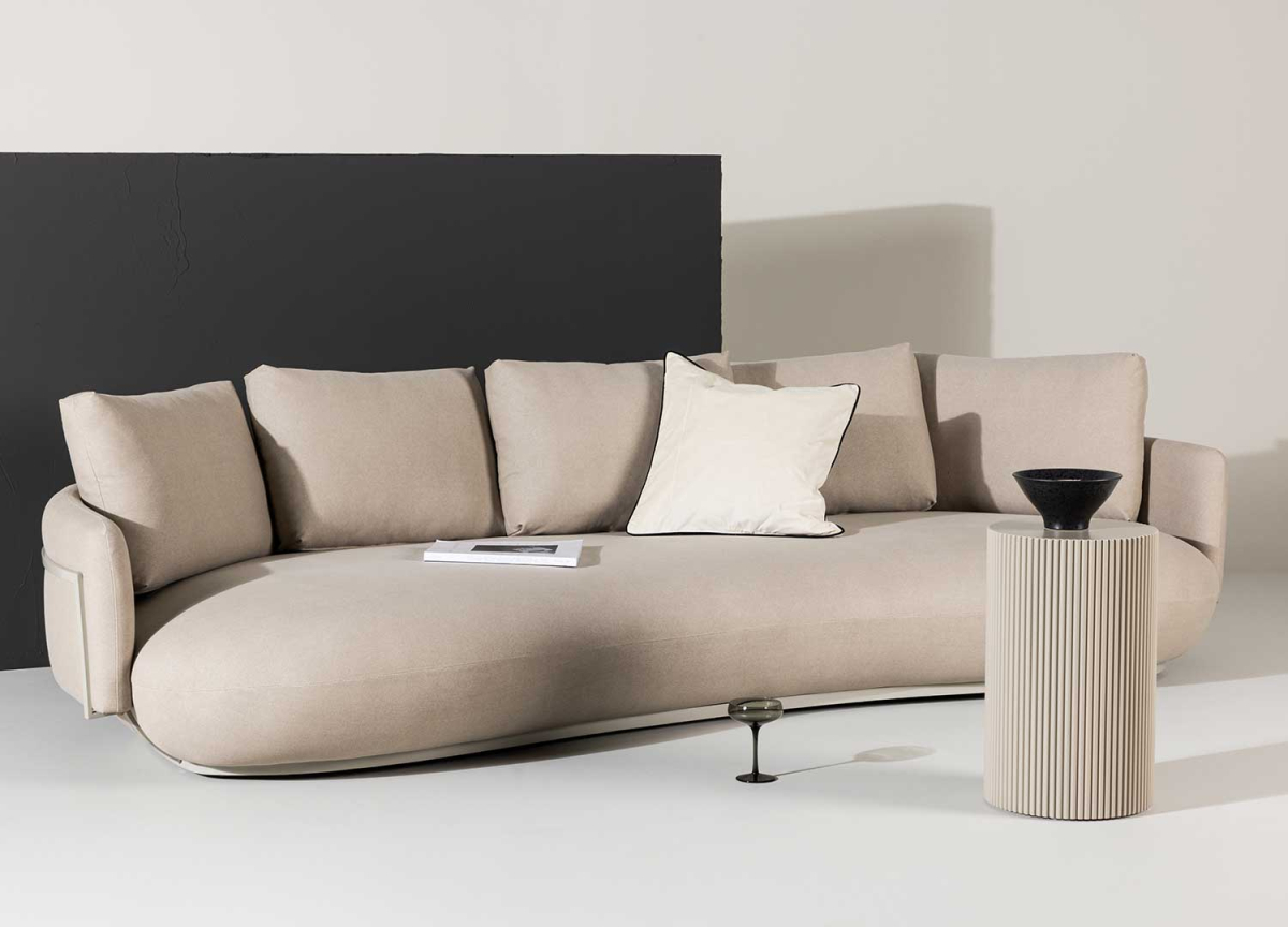 Canapé moderne quatre places forme haricot en tissu beige