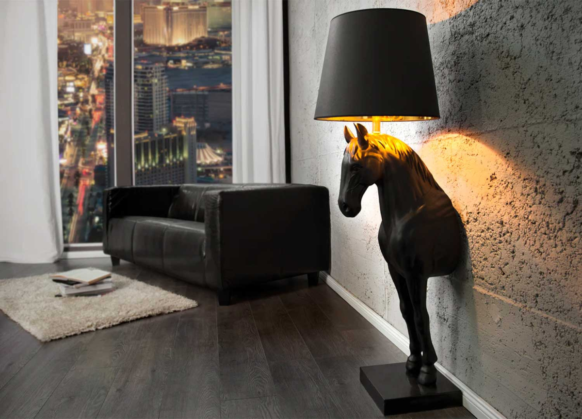 Lampe au sol cheval noir en résine et abat-jour noir et doré