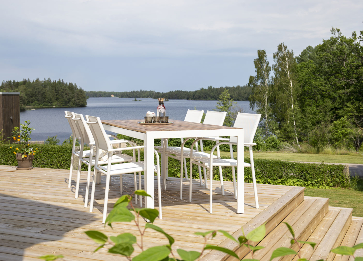 Table de jardin blanche et bois