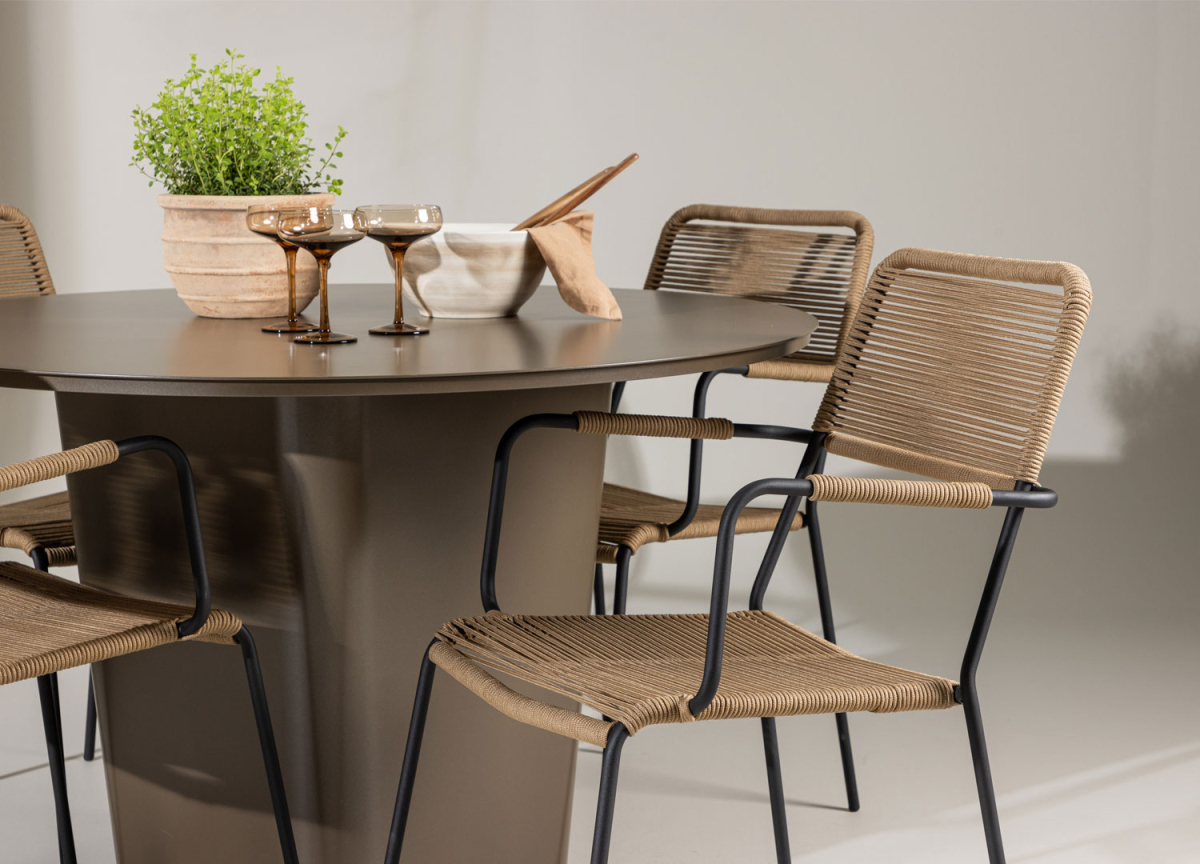 Ensemble chaises en acier noir et corde brune