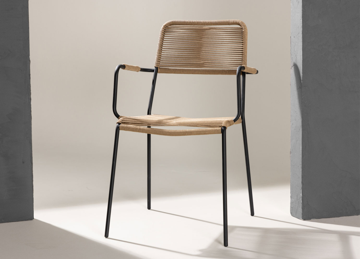 chaise de jardin noir et corde brune