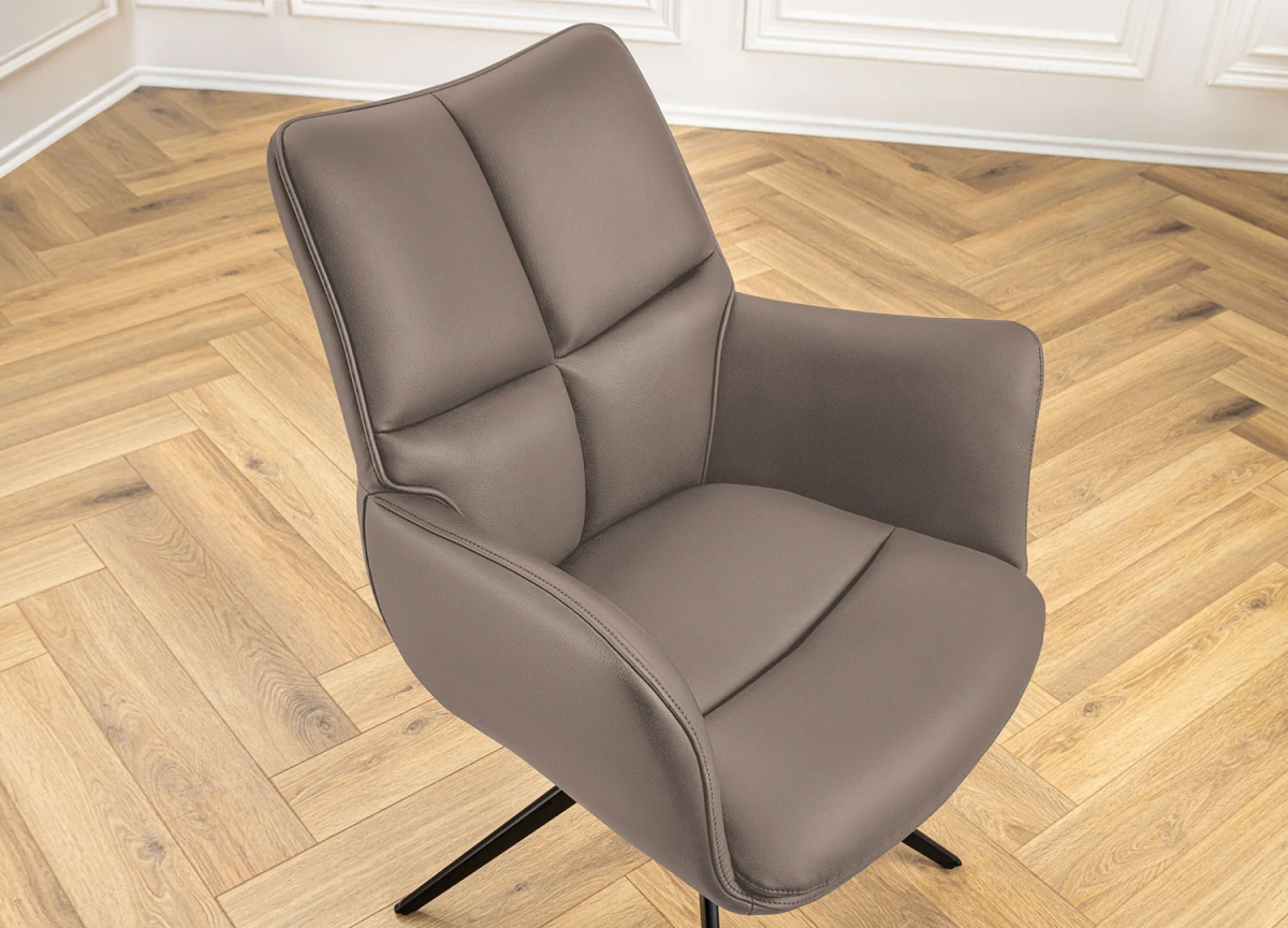 Chaise confortable en cuir avec accoudoirs