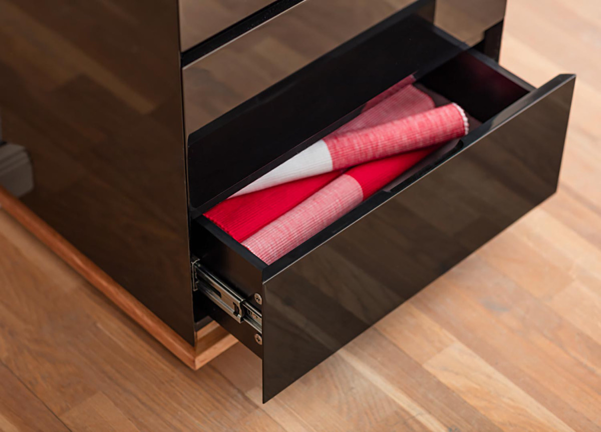 Commode haute à tiroirs noir laqué et bois massif