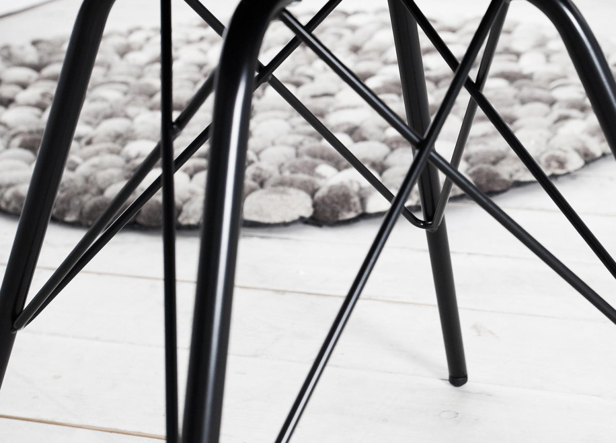Chaise noir matelassée simili cuir noir / Pieds métal
