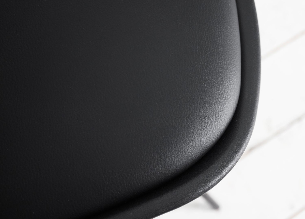 Chaise noir matelassée simili cuir noir / Pieds métal
