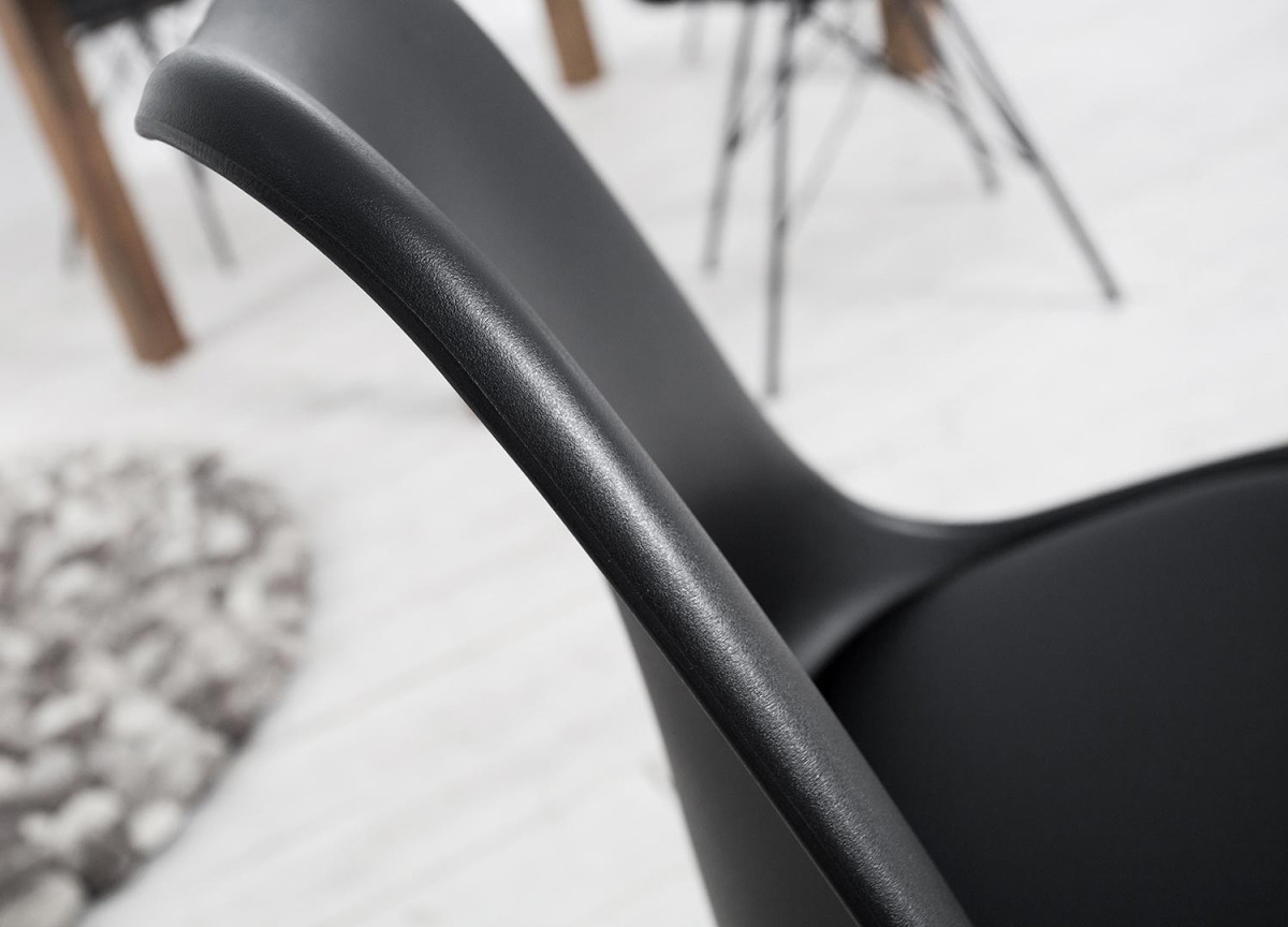 Chaise noir matelassée simili cuir noir / Pieds métal