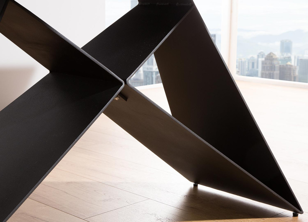 Table Contemporaine gris-lave et pied design noir métal