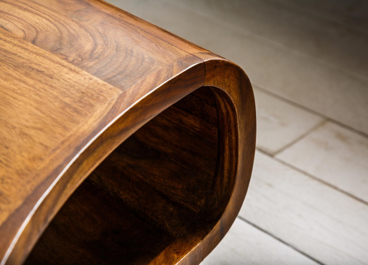 Table basse design en bois massif verni