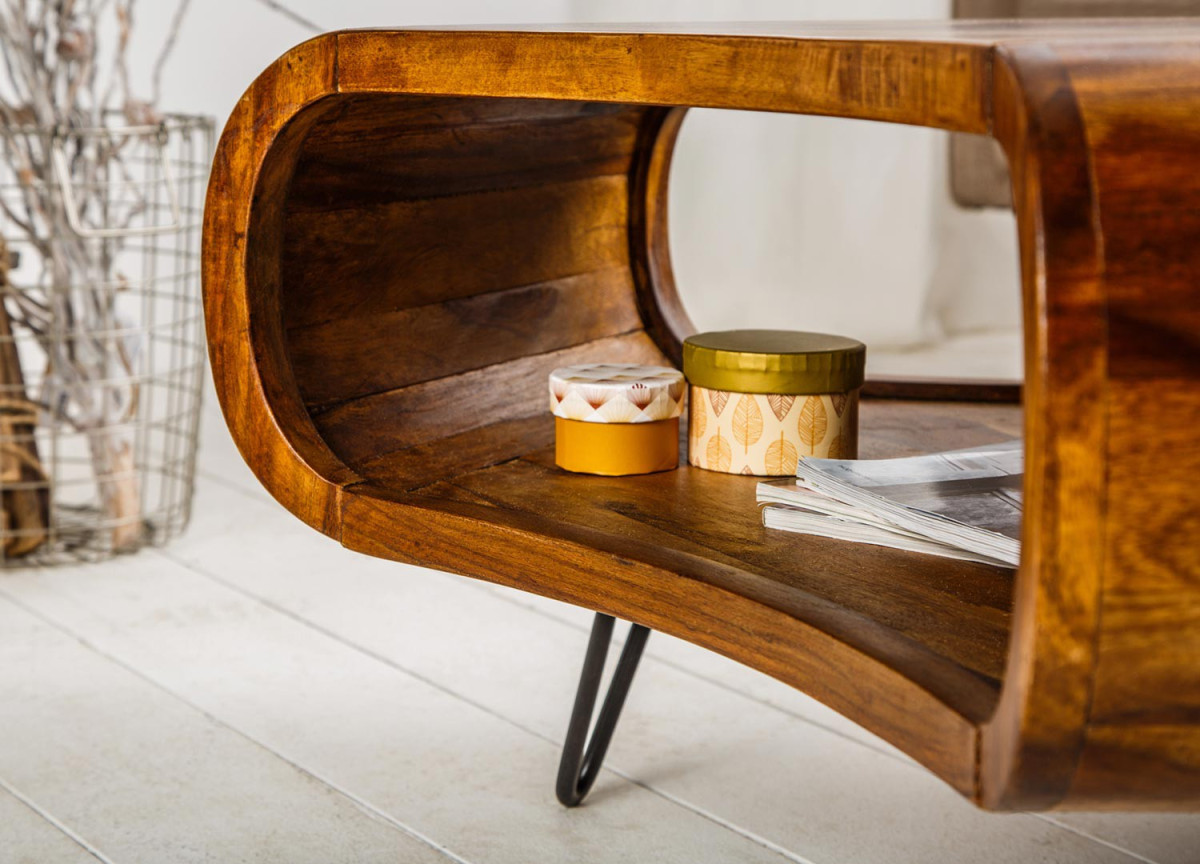 Table basse design en bois massif verni