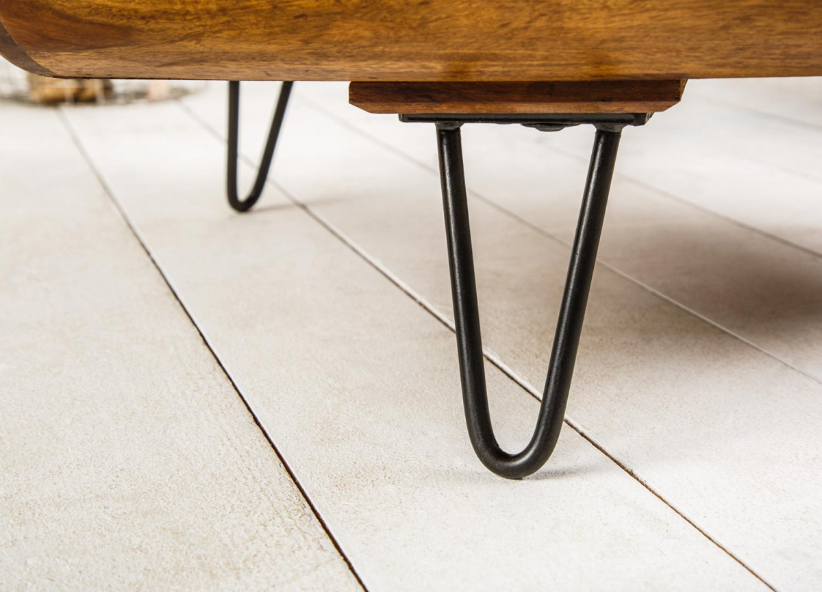 Table basse design en bois massif verni