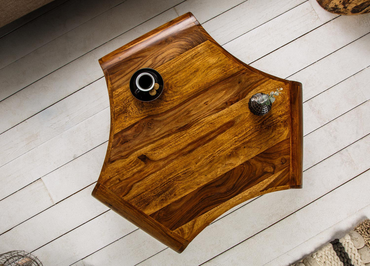 Table basse design en bois massif verni