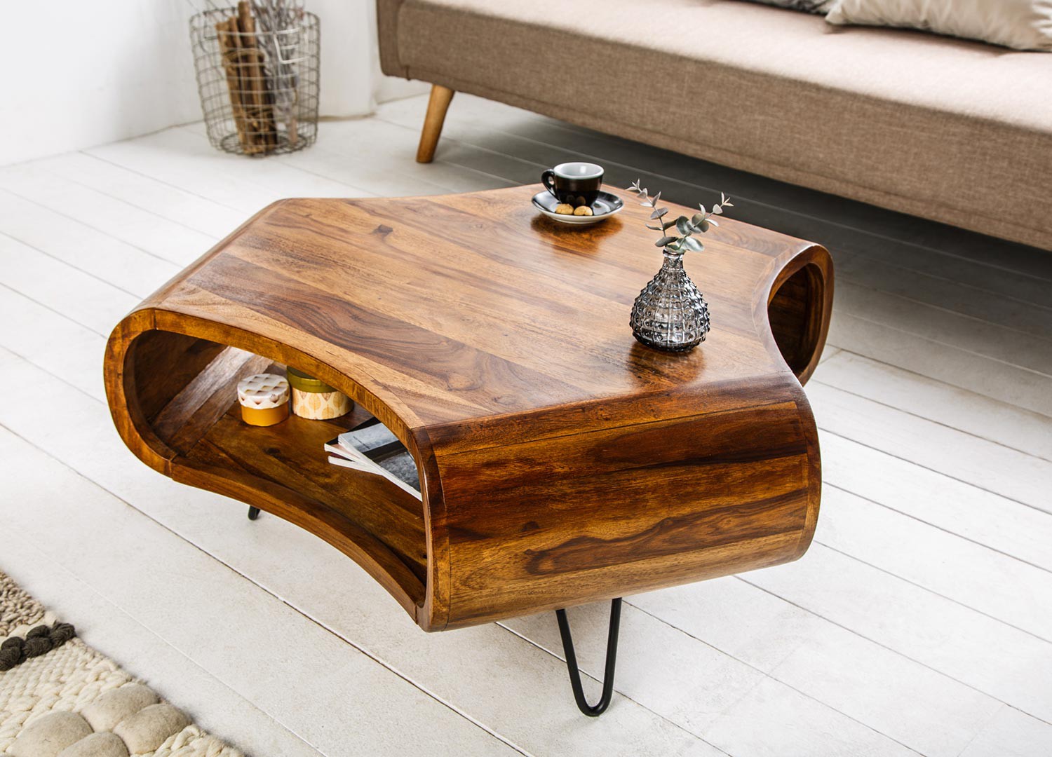 Table basse design en bois massif verni pour salon