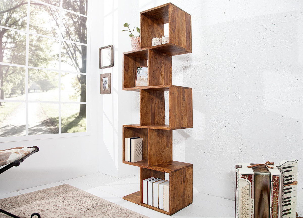 Bibliothèque asymétrique en bois massif
