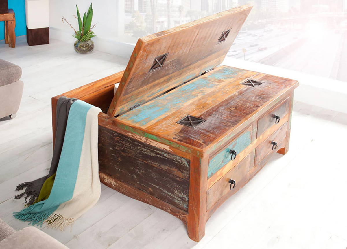 Table basse colorée en bois recyclé