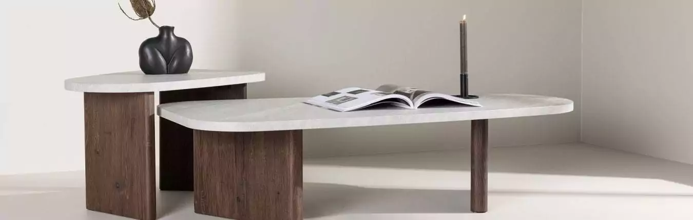 Mobilier minimaliste bois foncé et gris pierre