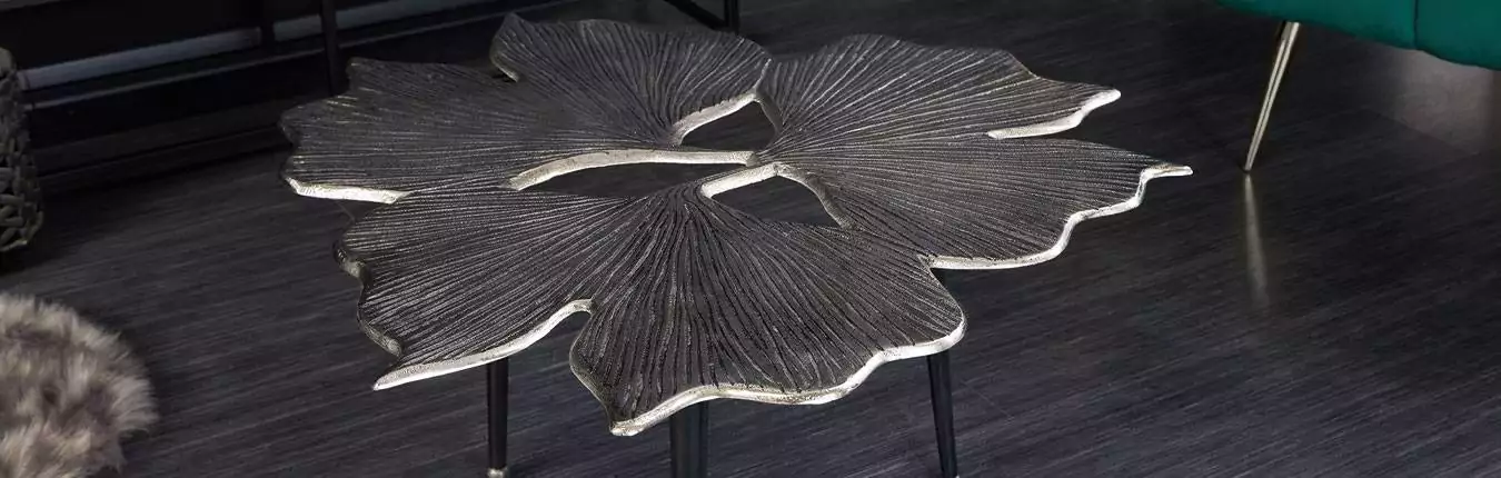 table basse originale argentée en forme de feuille