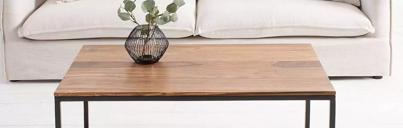 table basse rectangulaire en bois massif et métal noir