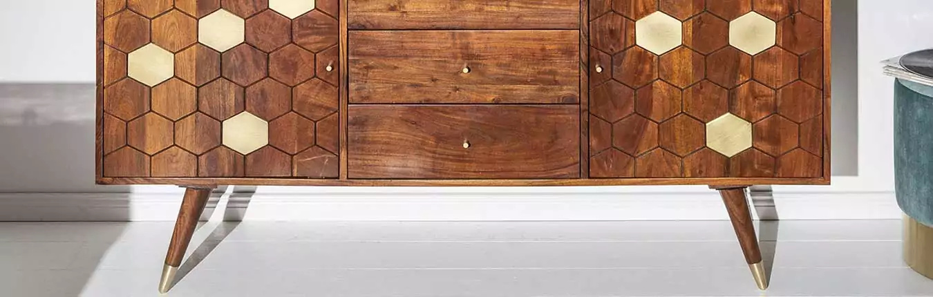 meuble buffet rétro en acacia avec déco dorée