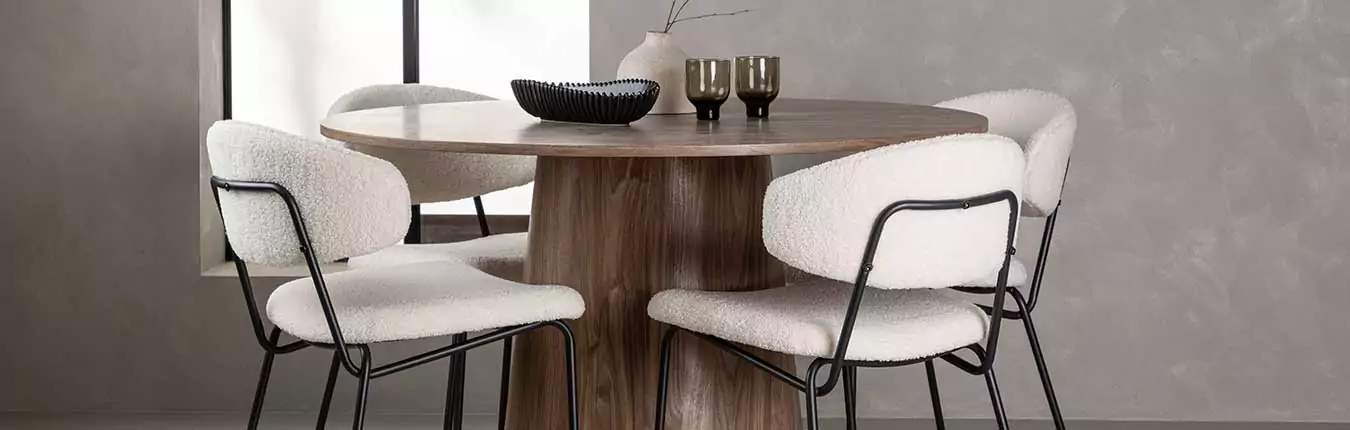 Table ronde minimaliste et chaises tendances
