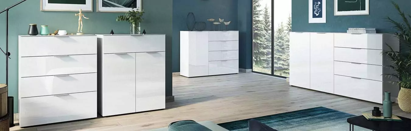 mobilier moderne avec façades en verre blanc