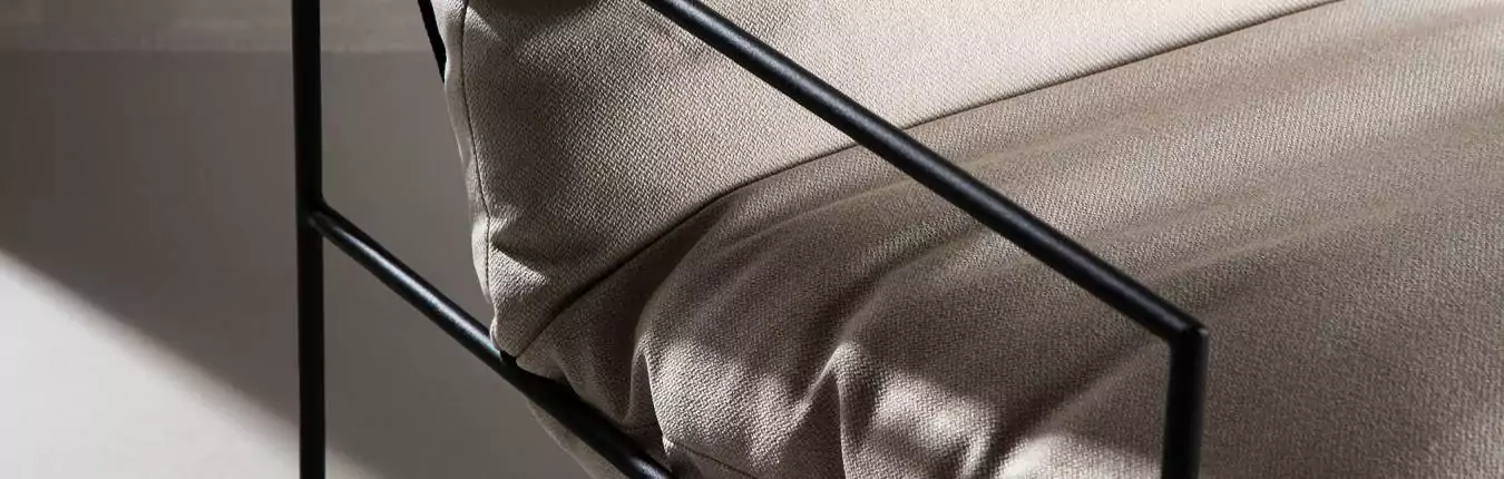 fauteuil minimaliste en métal noir et lin beige