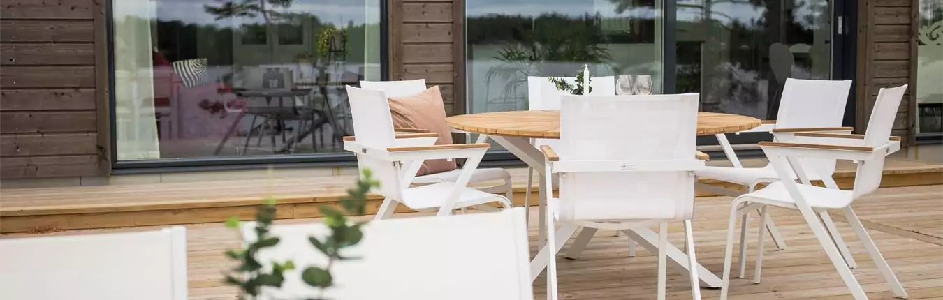 ensemble table de jardin ronde et chaises modernes blanche et bois