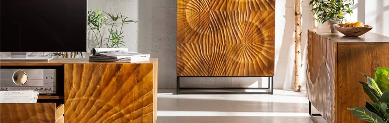 mobilier en bois massif sculpté et socle en métal noir