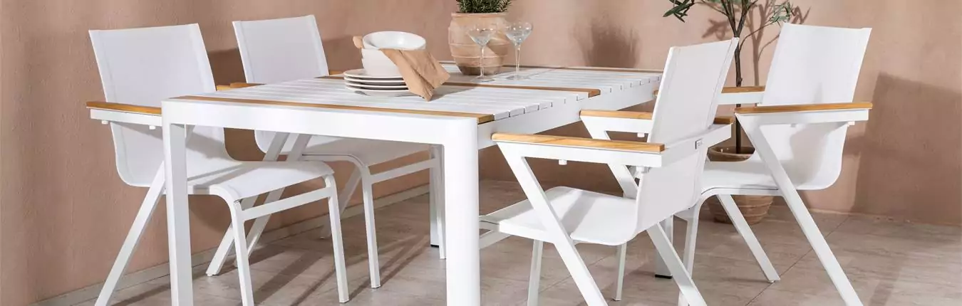 ensemble table de jardin et chaise en aluminium blanc et inserts en bois