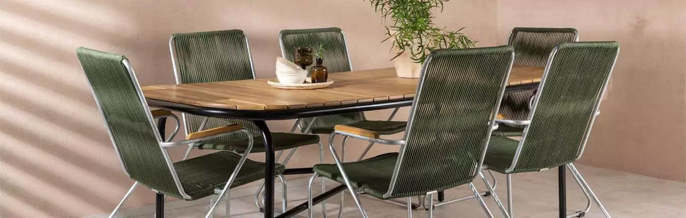 table de jardin en bois et chaises en corde verte