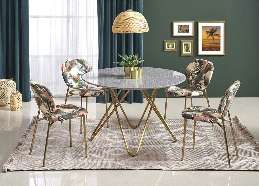 Chaise de table tissu florale et piétement doré or avec table décor marbre gris